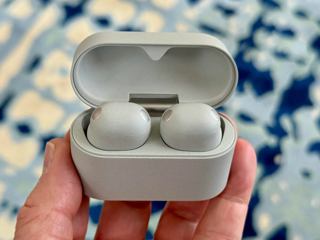 best wireless earbuds under 200 dollars 202