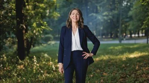 kristi noem height